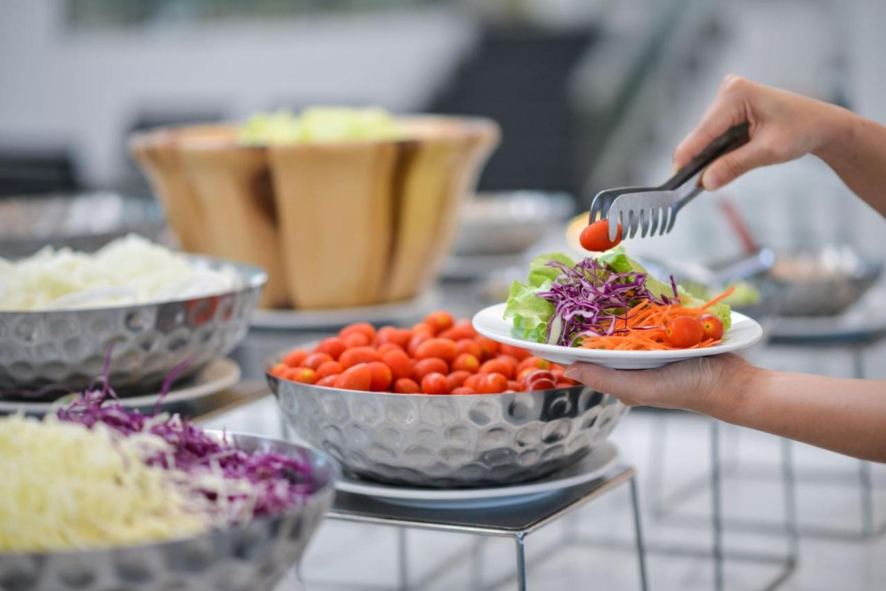 D Varee Jomtien Beach, Pattaya Dış mekan fotoğraf Salad bar