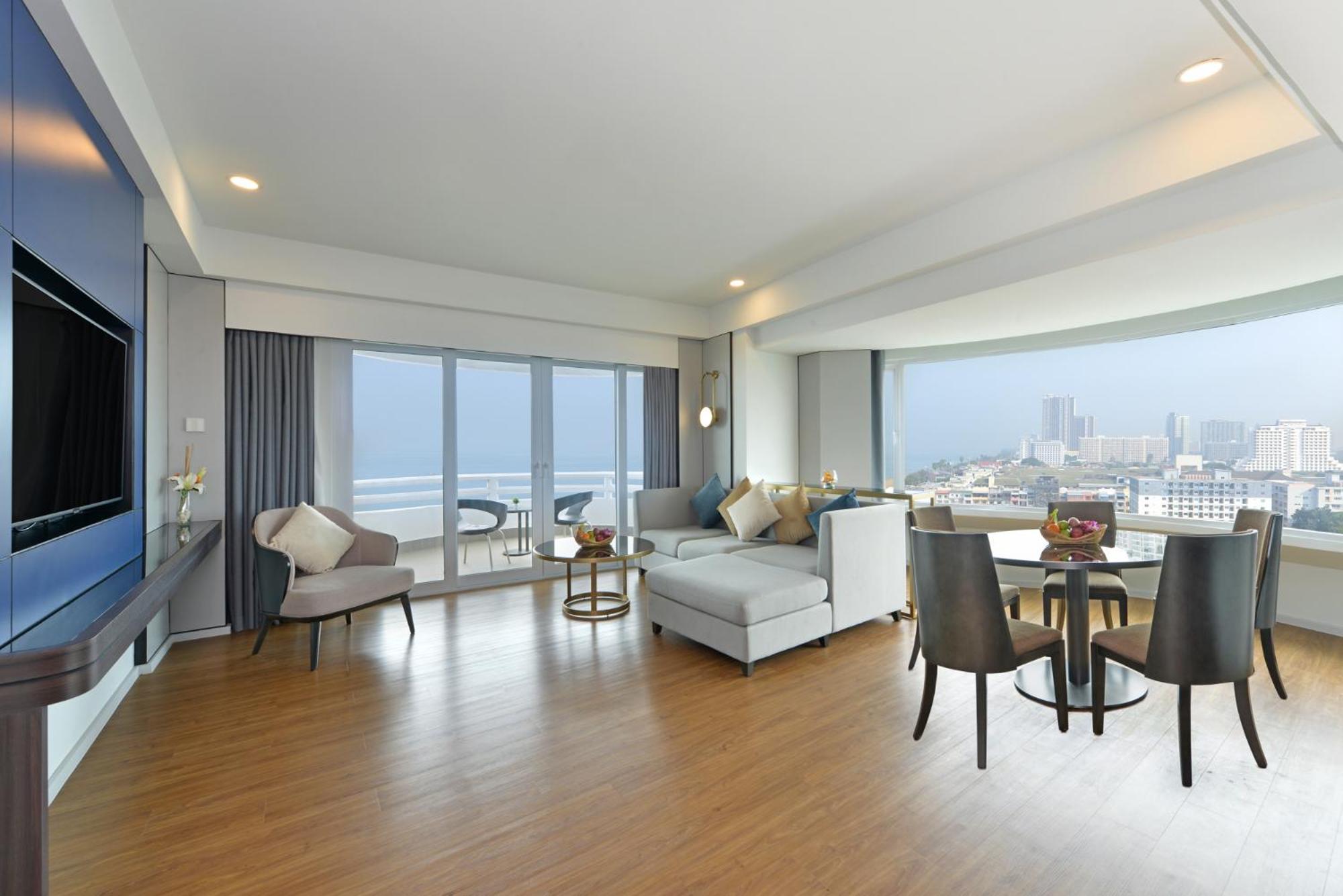 D Varee Jomtien Beach, Pattaya Dış mekan fotoğraf A suite at the hotel