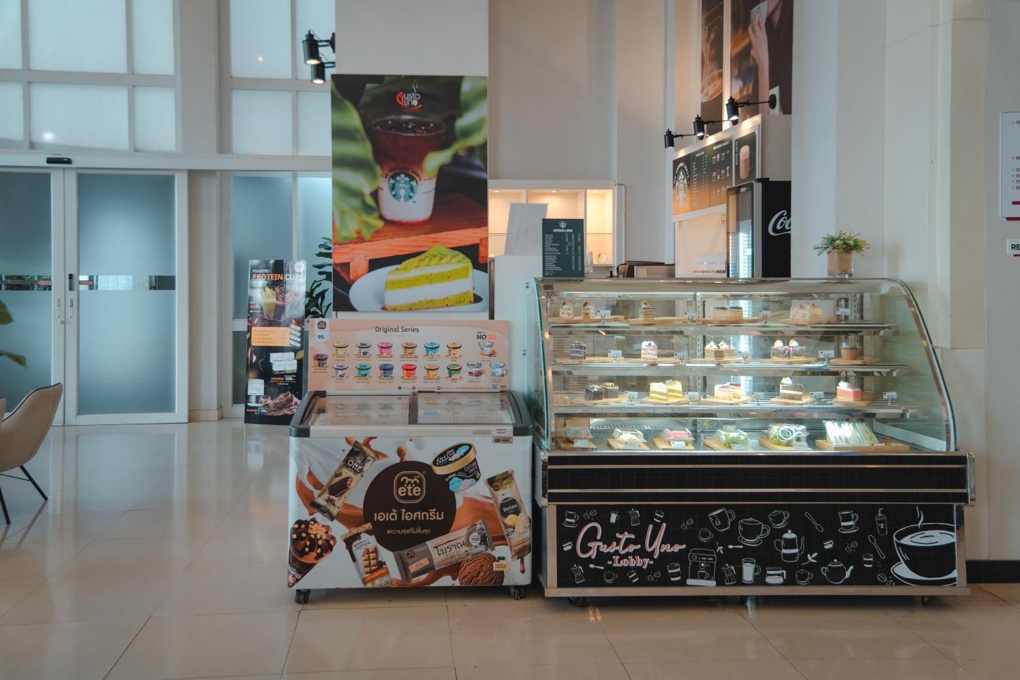D Varee Jomtien Beach, Pattaya Dış mekan fotoğraf A pastry shop in the airport