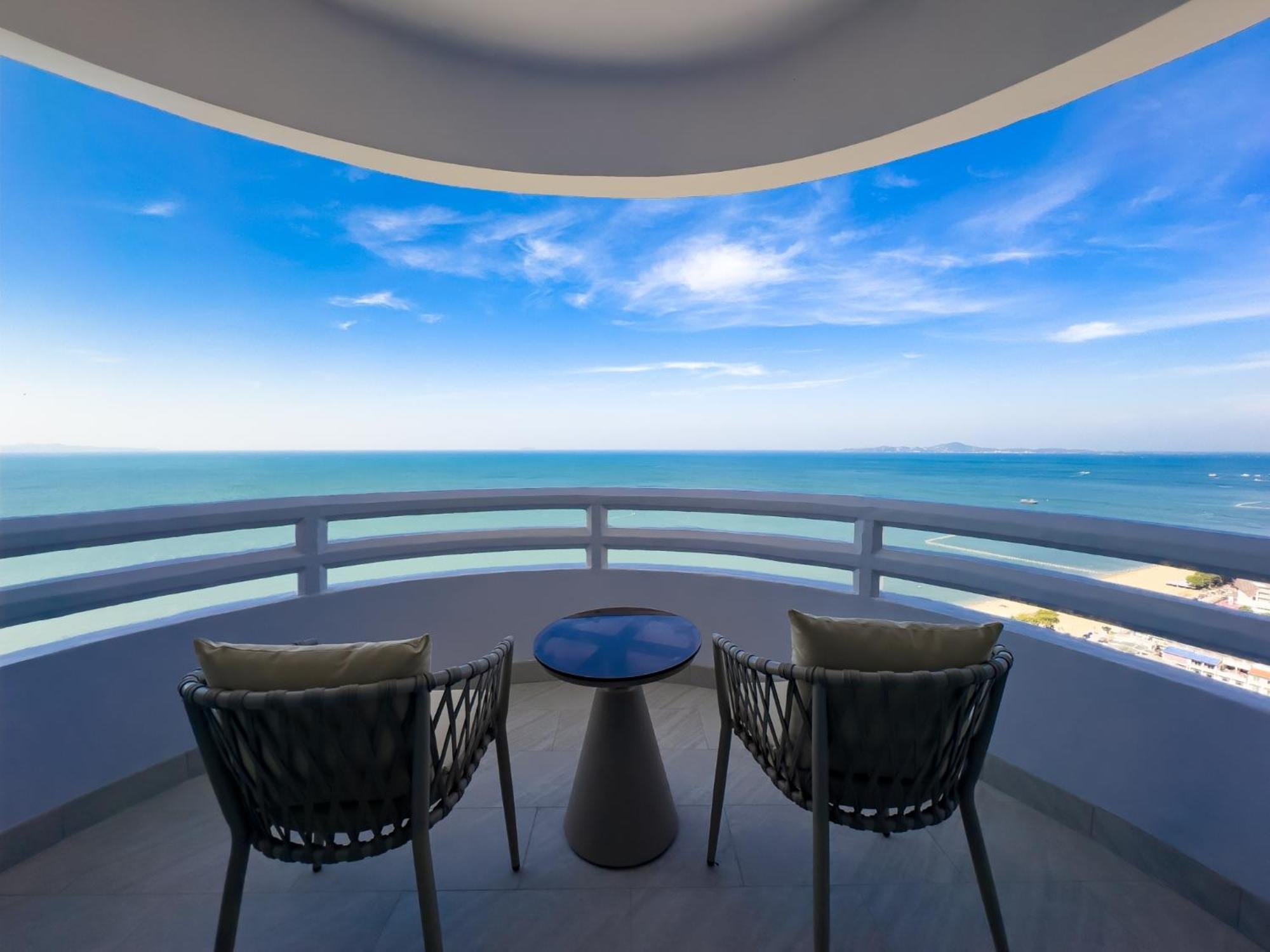 D Varee Jomtien Beach, Pattaya Dış mekan fotoğraf Balcony of a suite at the Hilton Pattaya