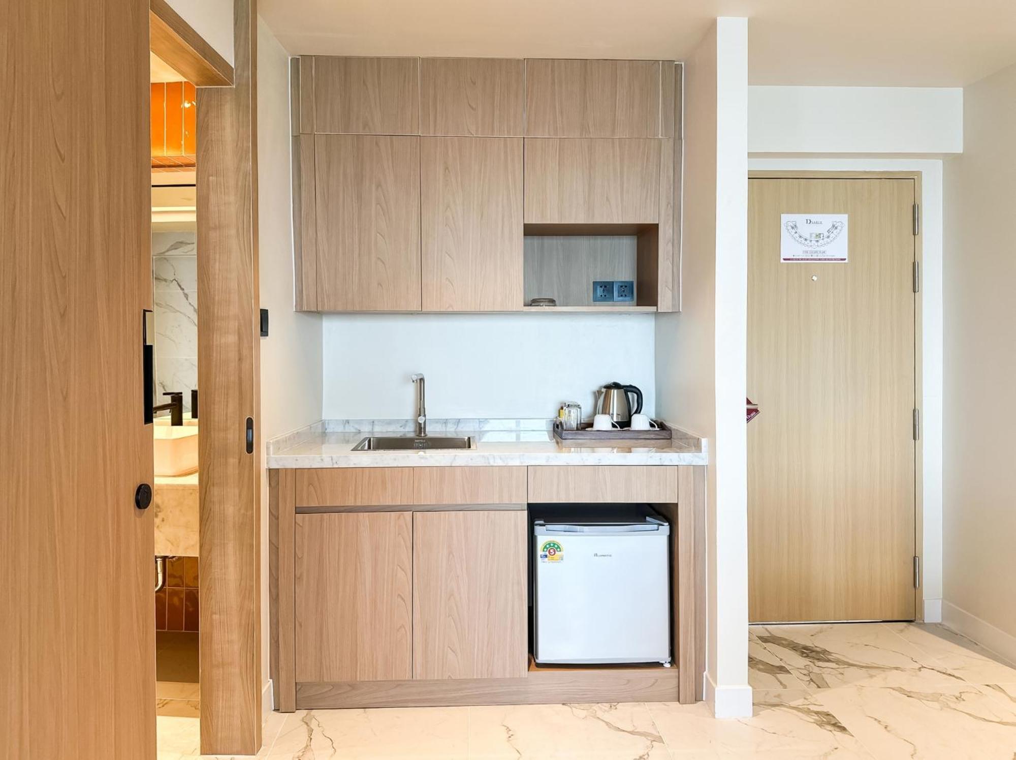 D Varee Jomtien Beach, Pattaya Dış mekan fotoğraf A kitchenette in a hotel room